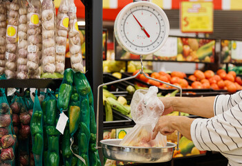 hands weigh food