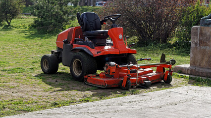 Ride on lawn mower