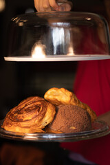 pan dulce en vitrina de vidrio para demostracion 