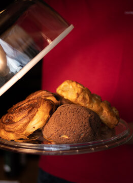 pan dulce en vitrina de vidrio para demostracion 