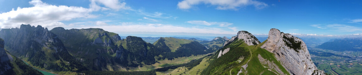 Naklejka premium Appenzell, Schweiz: Gipfelpanorama des Säntismassivs zwischen Bodensee und Rheintal