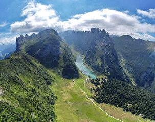 Fototapeta na wymiar Appenzell, Schweiz: Der malerische Fälensee liegt zwischen schroffen Gipfeln