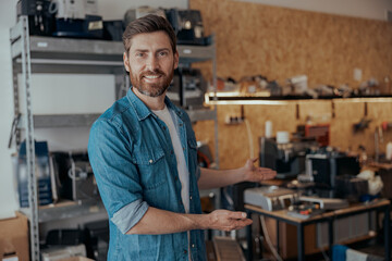 Fototapeta na wymiar Repairman invites you to own workshop with warehouse of coffee machines 