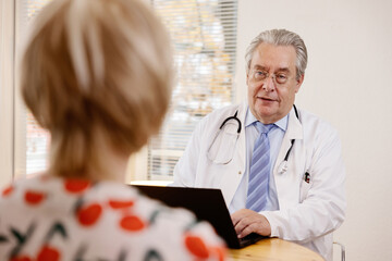 Arzt in einer Besprechung mit einer Patientin