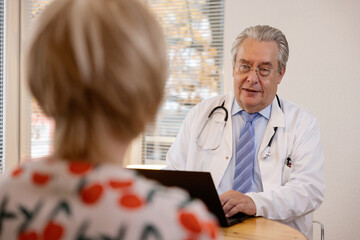 Arzt in einer Besprechung mit einer Patientin