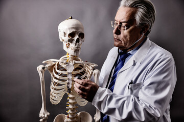Arzt mit Stethoskop untersucht Skelett