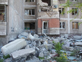 Fototapeta na wymiar War in Ukraine. The ruins of residential buildings burned down and destroyed by Russian troops in Mariupol.