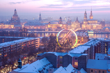 Dresden von oben, im Winter, mit schnee zu Weihnachten mit Weihnachtsmarkt  auf der Hauptstraße...