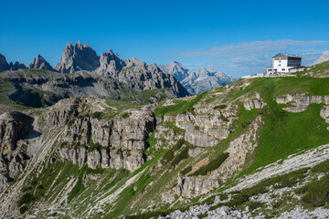 Paisaje montañoso y refugio de Auronzo en las Dolomitas del noreste de Italia