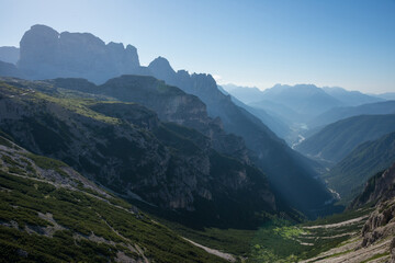 Valles y montañas en las Dolomitas de Auronzo en el noreste de Italia