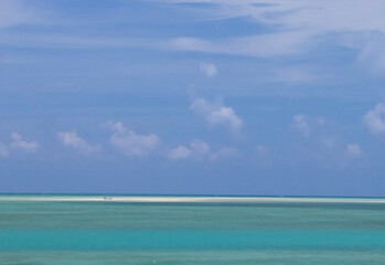 沖縄県宮古島　沖合のビーチ