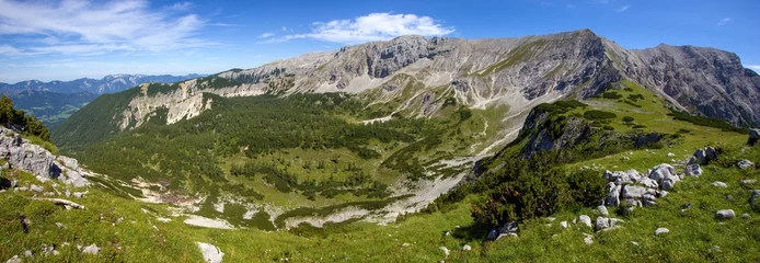 Panoramablick auf das Tal und die Gipfel Schrocken und Pyhrner Kampl im Toten Gebirge in den Alpen, Österreich © matuty