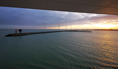 Obraz premium Detail shots of a cruise ship in the sunset