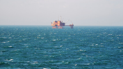 View of a lonely drilling platform in the North Sea.Blick auf eine einsame Bohrinsel in der Nordsee