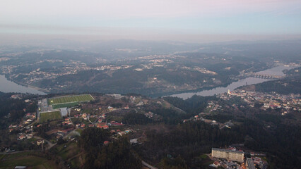 Vista aérea de drone sobre o Rio Douro, Vila Nova de Gaia (Portugal)