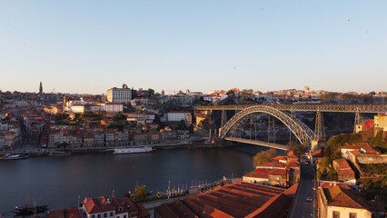 Fototapeta premium Vista aérea de drone sobre a Ponte Dom Luís, Porto (Portugal)