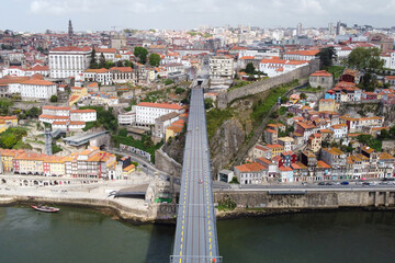 Vista aérea de drone sobre a Ponte Dom Luís, Porto (Portugal)