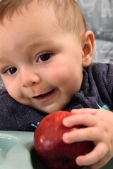 hermoso bebe jugando con una manzana 