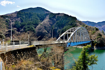 Obraz premium 神奈川県山北町 丹沢湖に架かる世附大橋と太郎小屋山 神奈川県山北町 丹沢湖、世附大橋、奥左が太郎小屋山（六郎） 
