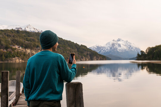 Ni&ntilde;o enviando un mensaje a su madre durante un paseo por el Parque Nacional Nahuel Huapi en la ciudad de San Carlos de Bariloche, Argentina. 