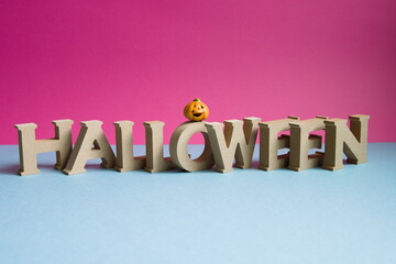 ハロウィンの文字とかぼちゃとピンク青背景の写真