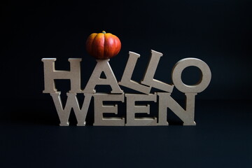 ハロウィンの文字とかぼちゃと黒背景の写真