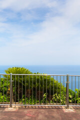 都井岬灯台から見る若葉と太平洋	