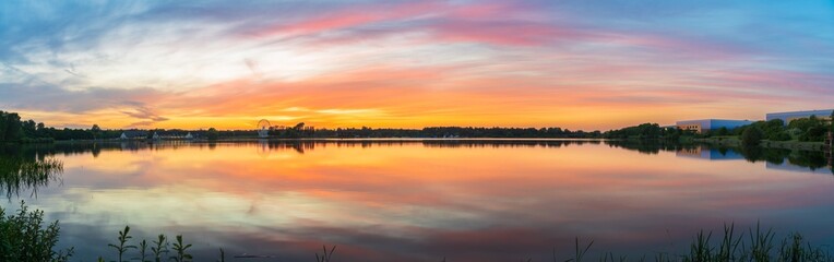 Obraz premium Willen Lake south bay sunset panorama in Milton Keynes. England