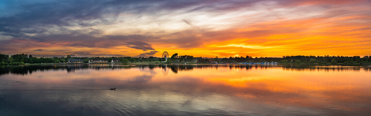 Obraz premium Willen Lake sunset panorama in Milton Keynes. England
