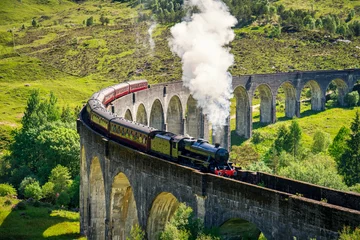 Foto op Plexiglas Glenfinnanviaduct Glenfinnan Spoorwegviaduct in Schotland met de stoomtrein die overgaat
