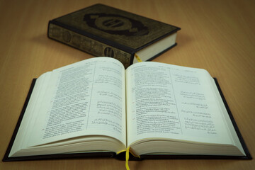 Obraz premium the holy quran on a brown wooden table