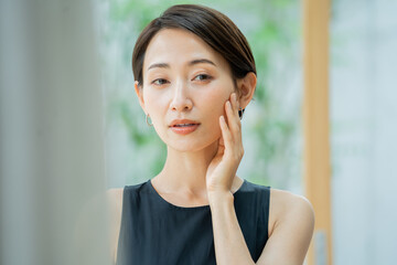 肌に手を添える日本人女性