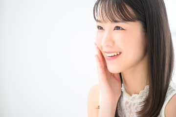 Fototapeta premium お肌を気にする若い女性の横顔