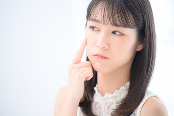 Fototapeta premium ニキビを気にする若い女性