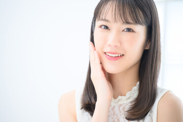 メインビジュアルにも！お肌を気にする若い女性の正面