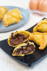 pastel pisang coklat, a snack containing bananas and chocolate cooked by frying. It has a crunchy texture.
