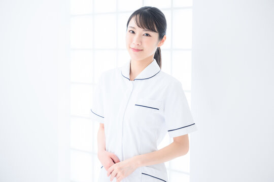 美容系ナースや看護師のイメージに使いやすいアジア人女性のポートレート　コピースペース　正面