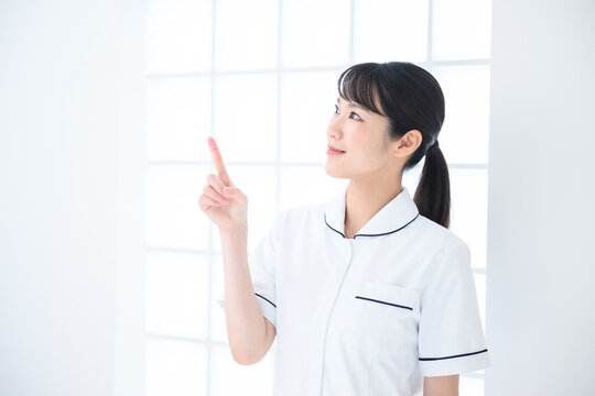 美容系ナースや看護師のイメージに使いやすいアジア人女性のポートレート　左コピースペース