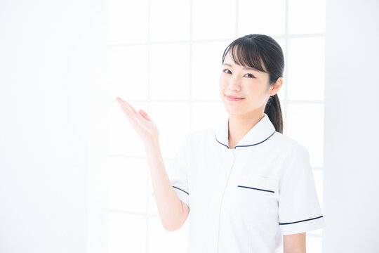 美容系ナースや看護師のイメージに使いやすいアジア人女性のポートレート　左にコピースペース