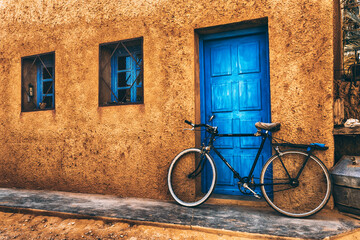 Fototapeta na wymiar old bicycle in front of a house