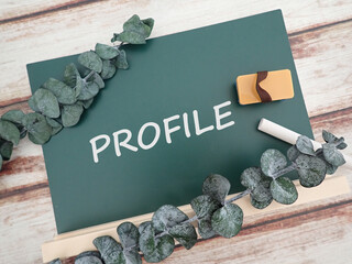 黒板にプロフィールPROFILEの単語とグリーン