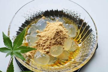 和菓子　わらび餅　きな粉　モミジの葉