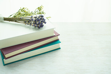 라벤더와 책들과 카피공간