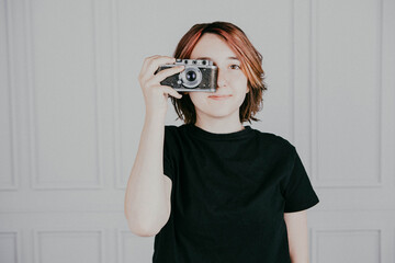 Fotograf - pasja - dziewczyna z aparatem fotograficznym - stary aparat - obrazy, fototapety, plakaty