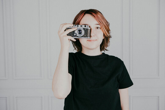 Fotograf - pasja - dziewczyna z aparatem fotograficznym - stary aparat