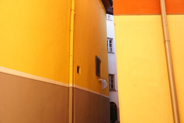 Striscione di case colorate ,simile ad una bandiera .Cernobbio ,Lago di Como.