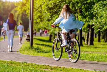 Obraz premium Cyclist ride on the bike path in the city Park 