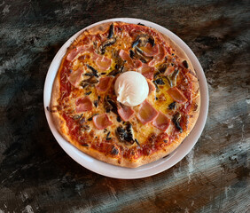 Pizza con queso mozzarella y verduras sobre mesa de madera, comida italiana, pasta. Pizza with mozzarella cheese and vegetables on wooden table, italian food, pasta.