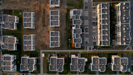 Fototapeta domy osiedle widok na dachy z góry z drona obraz