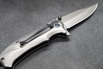 Folding everyday knife